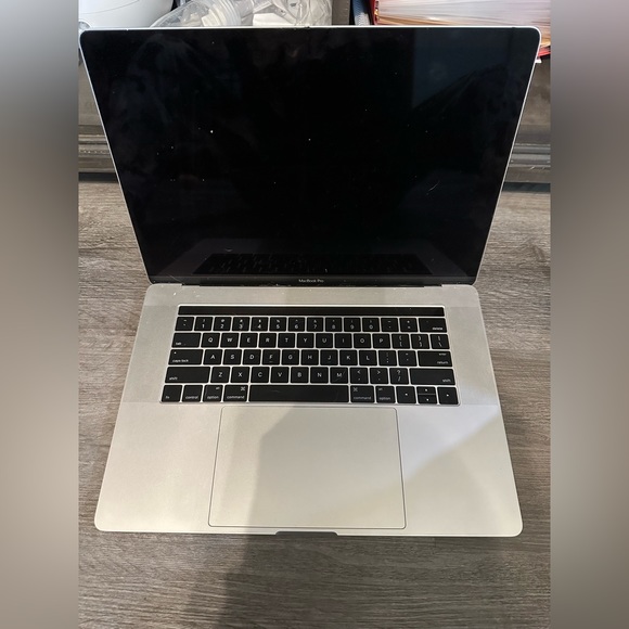 15.4” Macbook pro W touchbar 256gb 2017